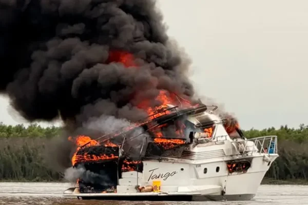 Incendio destruye yate en el río Paraná cerca de Villa Urquiza: sin heridos y pérdidas totales