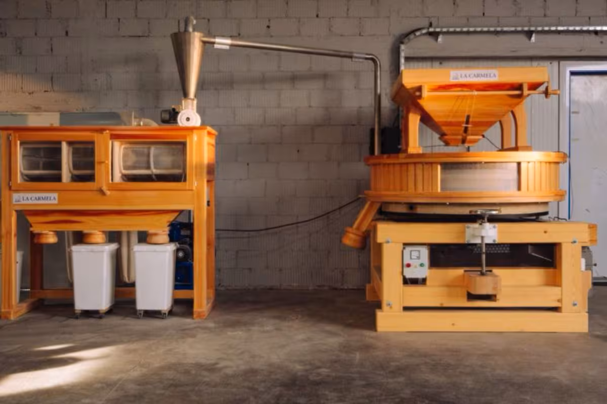 Tras importar un molino de piedra desde austria, producen 17 toneladas por mes de superharinas