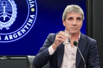 Luis Caputo habilitó la dolarización de deudas de ARCA con importadores y exportadores
