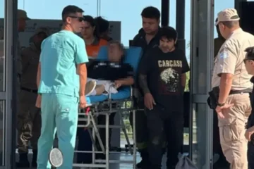 Trabajadora trasladada de urgencia al Hospital San Martín tras caída desde una escalera en Sala Mayo