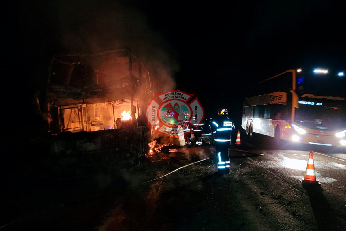 Incendio en colectivo en la autovía Artigas de la RN14 – Noticias