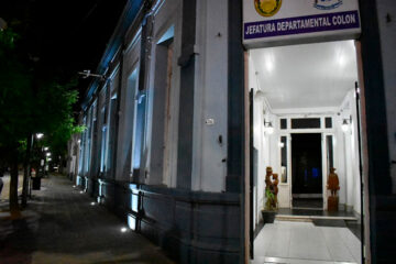 Mujer policía herida gravemente tras ser atropellada por motociclista; se investigan las causas del accidente