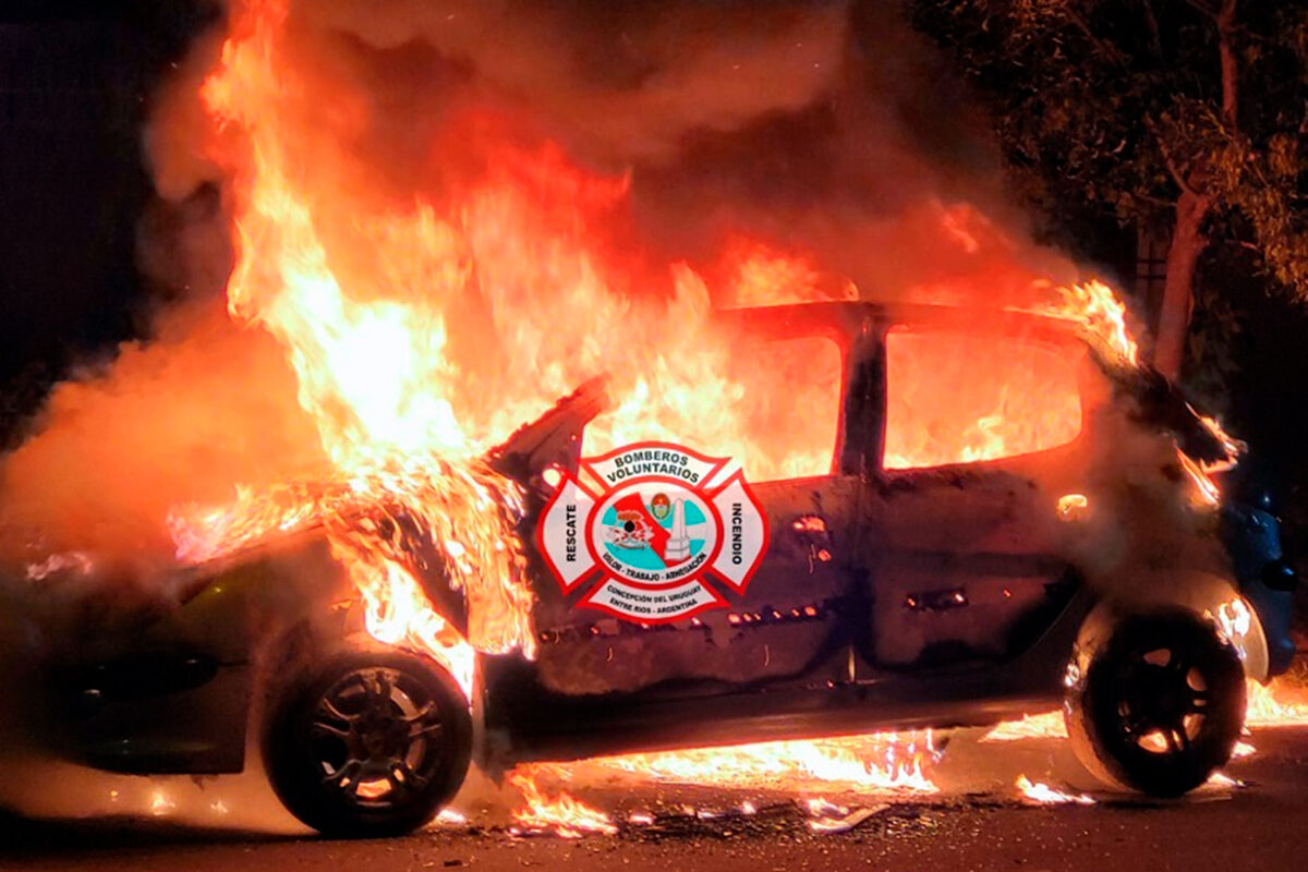 Incendio inesperado de un auto durante la madrugada en Uruguay