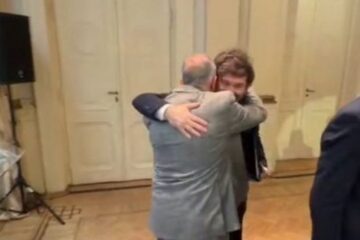 Polémico abrazo de Jaldo con Milei tras campaña “para que no gane la derecha”