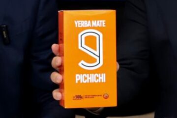 "Se te fue la mano". Scioli “presentó” su marca de yerba mate con guiños a su pasión por el fútbol y un curioso slogan