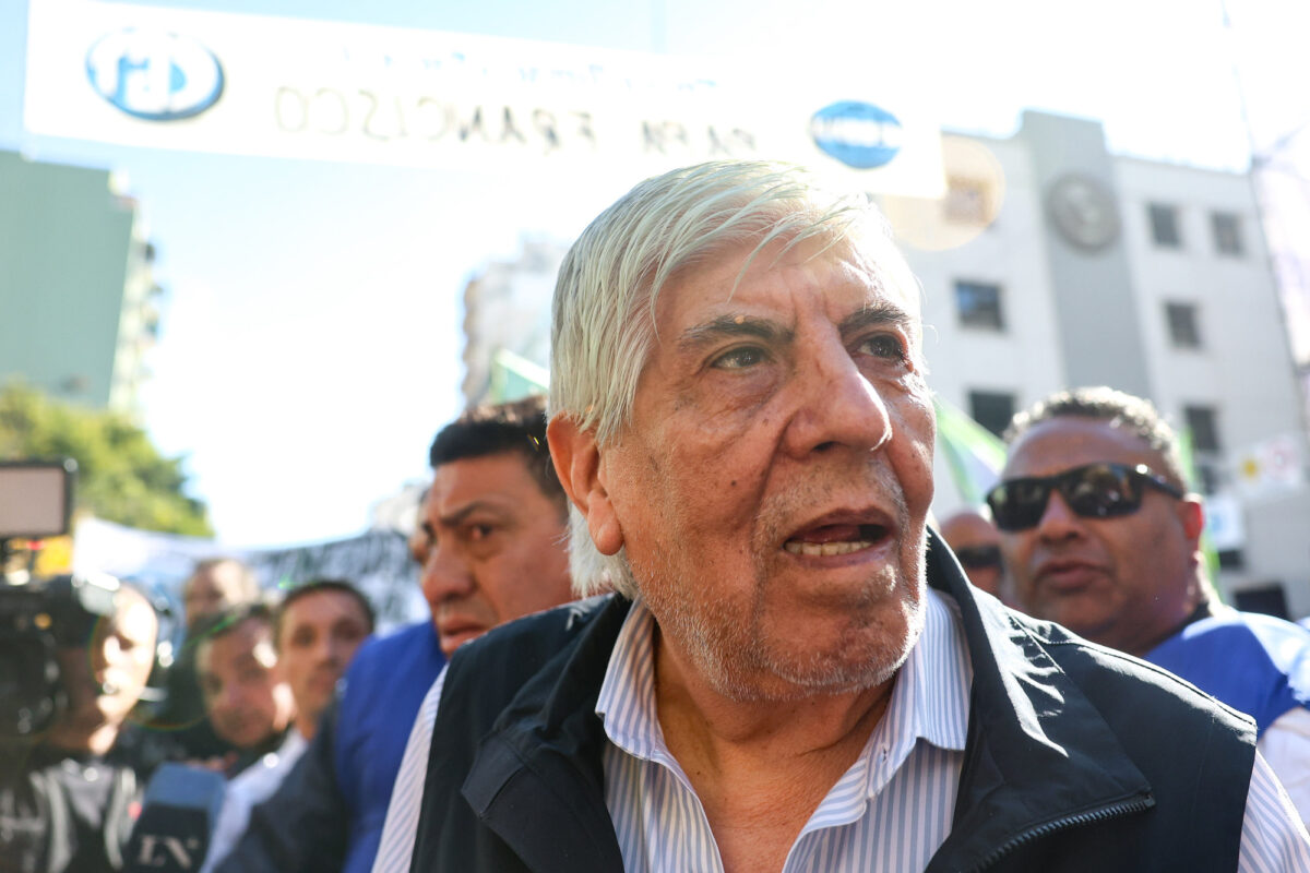 El freno a la “Ley Moyano” le abre otra tormenta al jefe camionero