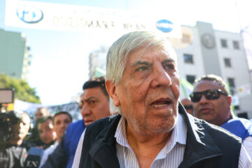 El freno a la “Ley Moyano” le abre otra tormenta al jefe camionero