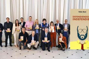 Escándalo: Milei regaló a sus ministros un libro sobre prostitución, drogas y trabajo infantil