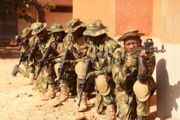 Nigeria confirma liberación de estudiantes tras ataque a internado católico; presión sobre el gobierno por seguridad