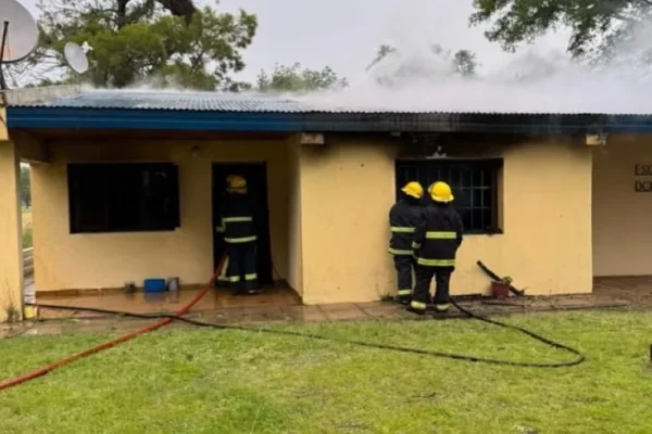 Investigan incendio intencional en Escuela Nº 37 de Piedras Blancas; Policía Científica y bomberos trabajan