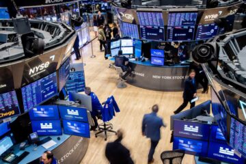 Jornada financiera: dólar estable, acciones argentinas suben hasta 11% en Wall Street y riesgo país sube