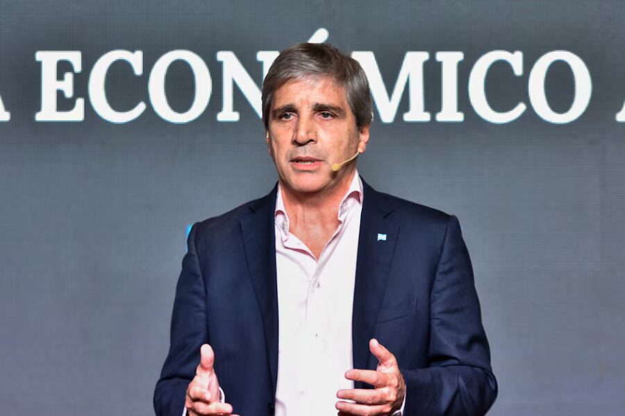 Bonos en dólares cayeron tras emisión del Bonar 2029: ¿se apuró Caputo? Mercados esperaban tasa <9% y piden reservas