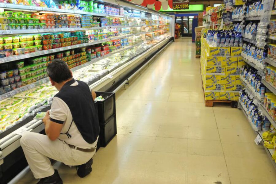 Cuánto cobran empleados de comercio en diciembre 2025 tras el último aumento paritario: sumas fijas y revisión en marzo