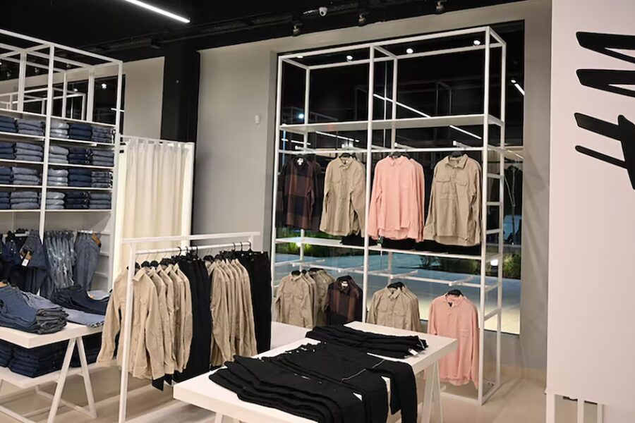 Una cadena de supermercados empezó a vender ropa de H&M: en qué locales y a qué precios