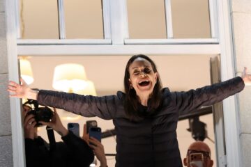 María Corina Machado salió al balcón en Oslo y saludó a sus seguidores tras su llegada