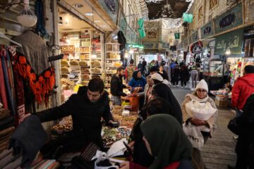 Comerciantes de Teherán mantienen protestas por segundo día tras desplome récord del rial y reclaman medidas