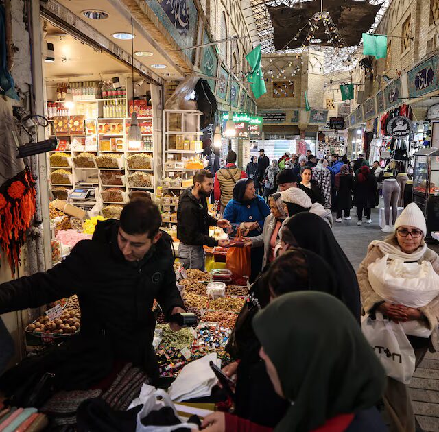 Comerciantes de Teherán mantienen protestas por segundo día tras desplome récord del rial y reclaman medidas