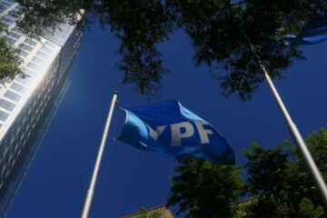Juicio por la expropiación de YPF: Burford pedirá a Preska declarar a Argentina en desacato y sanciones; Milei, en EEUU