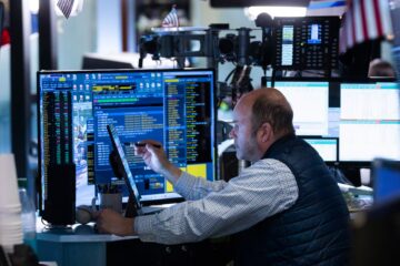 riesgo país baja a 561 tras anuncios del Gobierno y se acerca al mínimo de la era Milei; dólar cierra al alza