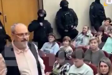 Policía rusa detuvo a 70 por rezar por Zelensky y el ejército ucraniano; podrían enfrentar hasta 10 años de prisión