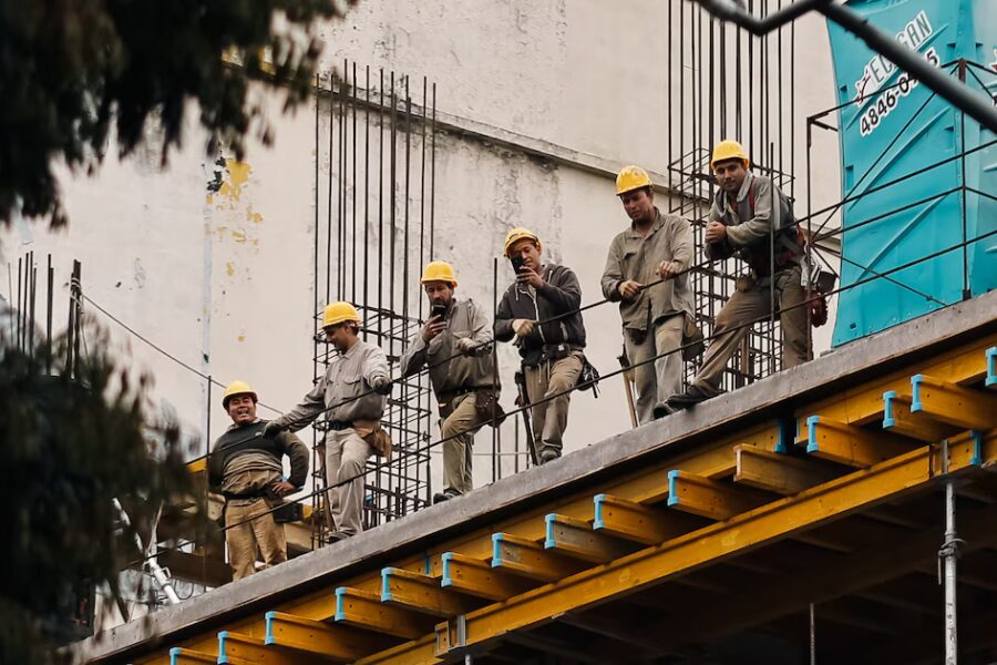 Construcción creció 8% interanual en octubre, pero aún no recupera niveles de 2023 y proyecta crecimiento modesto para 2026