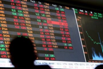 Bonos rebotan, deuda en dólares sube 0,5%, riesgo país baja a 624 y el dólar sube a $1.465 tras inflación y licitación