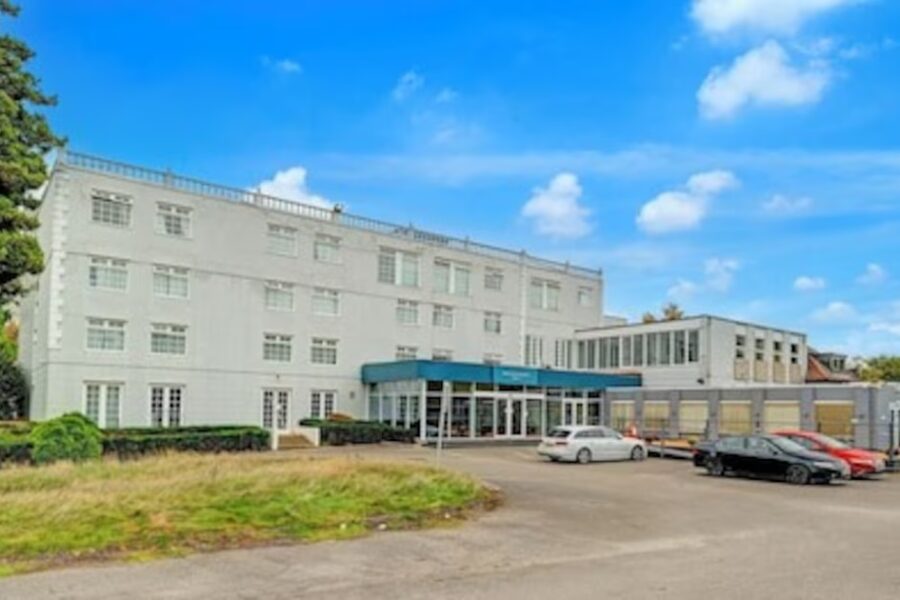 Escándalo judicial: ex médico británico irá a juicio por 45 cargos de delitos sexuales contra 38 pacientes (2017-2021)