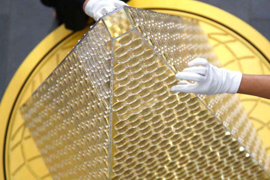 Lujo navideño en clave política: árbol de 3 m hecho con 2018 monedas y estrella de oro puro desata polémica