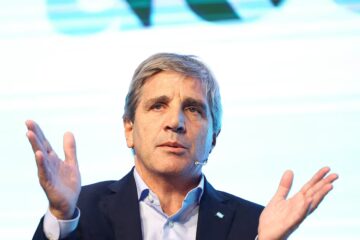 Nueva estrategia de Caputo: reducir dependencia de Wall Street para que el riesgo país converja a 400 puntos