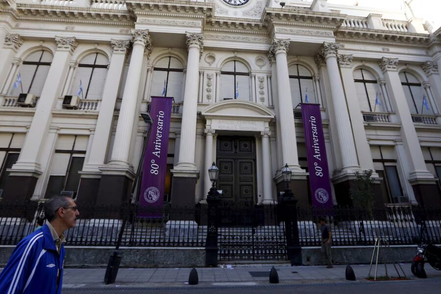 según consultoras relevadas por el BCRA, el dólar cerrará el año en $1.472 y la inflación de noviembre será 2,3%