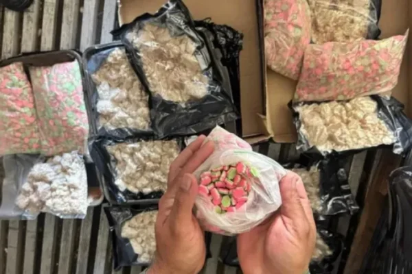 Ruta 14: decomisaron 8 kg de metanfetamina en encomienda por Entre Ríos; allanan Moreno y Eldorado, tres detenidos