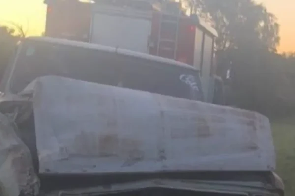 Volcó camioneta en Strobel por falla mecánica: padre e hija hospitalizados sin lesiones graves