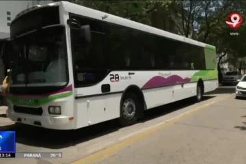 Camioneta invade carril exclusivo y choca con colectivo en el centro de Paraná; no hubo heridos