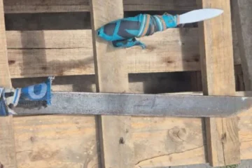 Vecino detenido en Paraná tras ataque con machete y cuchillo por disputa de deuda; padre e hijo heridos