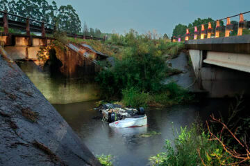 Despiste, vuelco y caída en el arroyo Negro cerca de la RN14