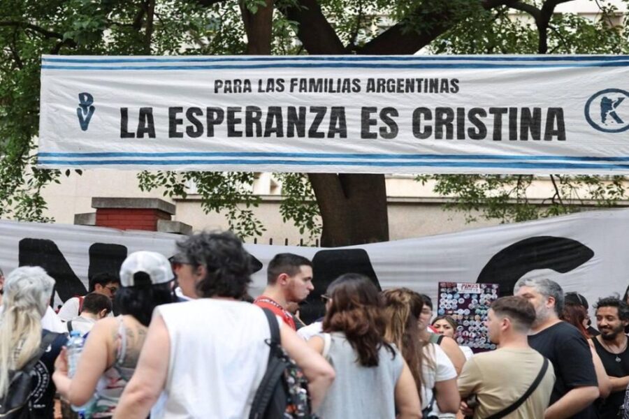 Navidad en el Otamendi: militantes y vecinos acompañaron a Cristina y pidieron su libertad