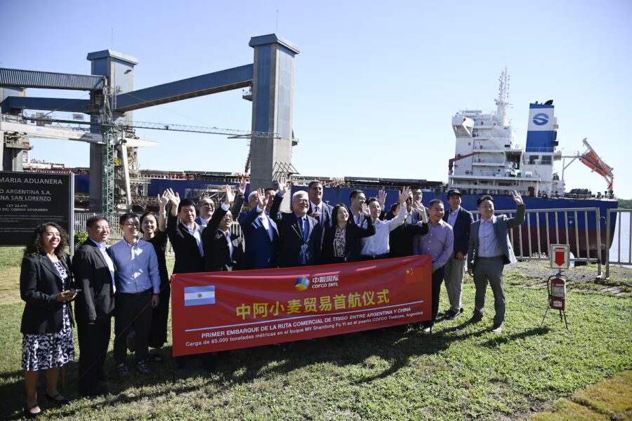 Comenzó la carga del primer barco con trigo argentino rumbo a China