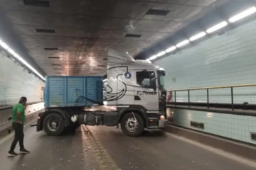 Tras choque entre un Scania y una Kangoo, camión quedó atravesado en el Túnel Subfluvial y provocó demoras