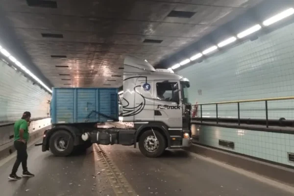 Tras choque entre un Scania y una Kangoo, camión quedó atravesado en el Túnel Subfluvial y provocó demoras