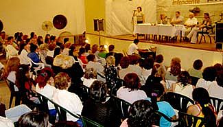 Rogel hizo un acto para damas