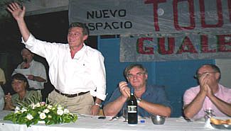 Inusual foto de dos candidatos a gobernador en la misma mesa