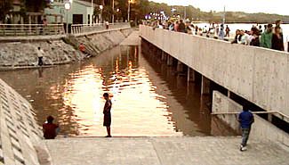 Fotos sobre la crecida del río, pozos y contaminación