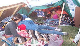 Federación: Familias instalaron carpas frente a la Municipalidad