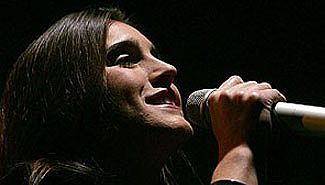 En Uruguay Soledad cantó, pese al complot pro papeleras