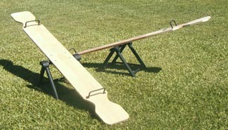 Por el mal estado de un juego un niño se accidentó en una plaza