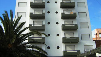 Un hombre murió al caerle encima una suicida