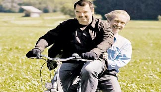 Le transplantaron brazos y ya puede vestirse y comer solo