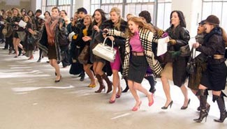 Una compradora compulsiva murió bajo una montaña de ropa