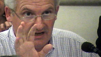 El agua arrastró a un automovilista