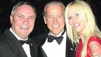 Se colaron en la cena de Obama y muestran las fotos en <i>Facebook</i>